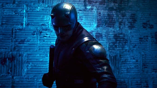 Все още изображение с участието на Чарли Кокс в костюм Daredevil