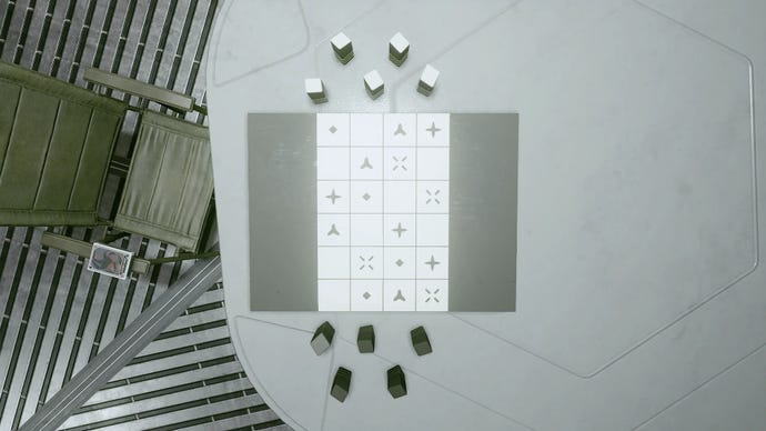 Ein Starfield-Screenshot des In-Game-Brettspiels Symbol Game, von oben gesehen mit vom Brett genommenen Teilen.