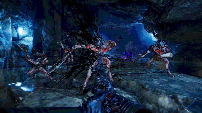 Créatures monstrueuses s'approchant de la vue dans un système de grottes avec lumière bleue