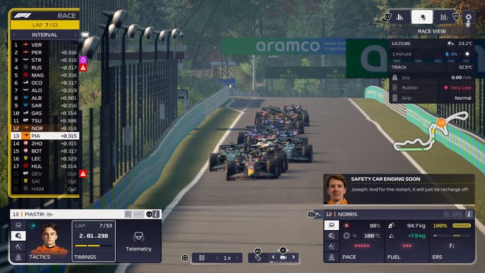 Captura de pantalla de revisión de F1 Manager 2023, autos agrupados en una línea cuando termina el auto de seguridad.