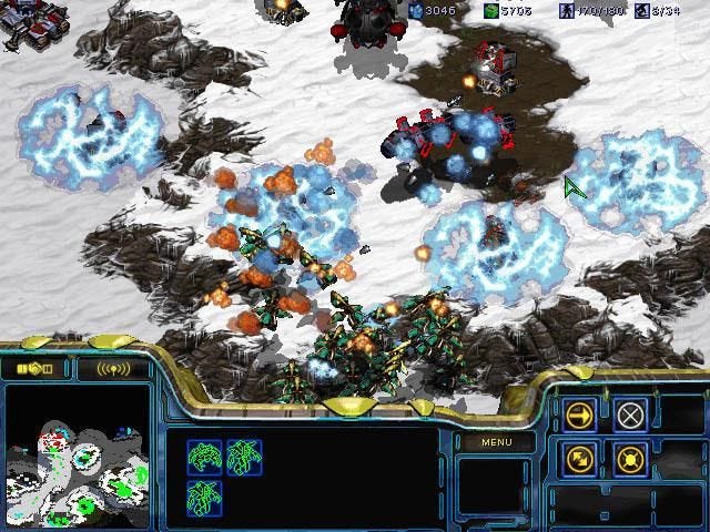 A battle in Starcraft: Brood War on a snowy landscape