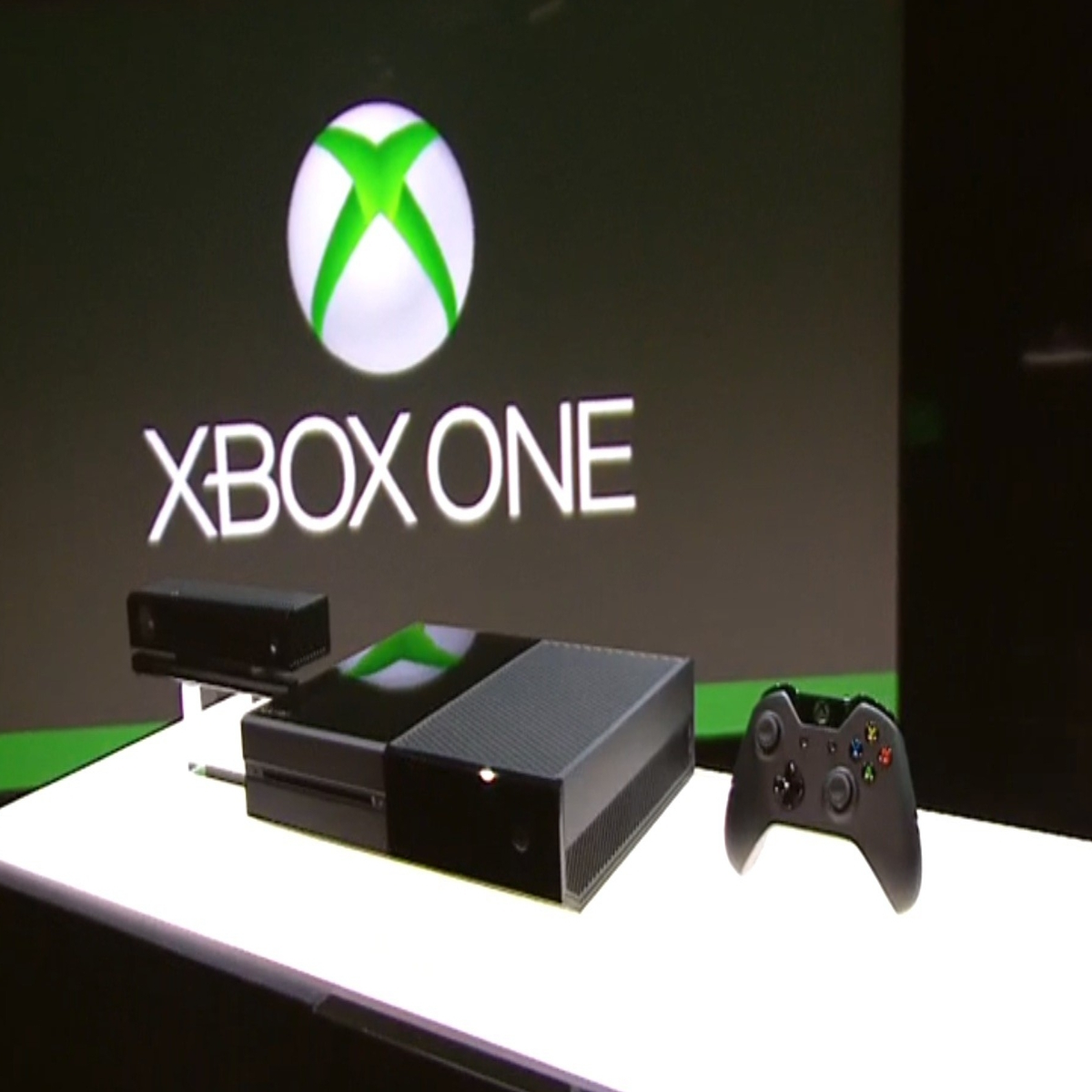 Defender xbox. Xbox one 2013. Xbox 180. Е3 2013 Xbox. Хбокс 180.