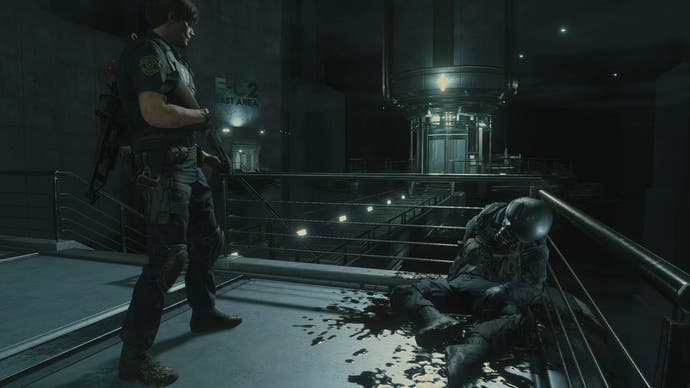 لئون در حالت دوربین ثابت Resident Evil 2 Remake بر روی سرباز کلاه ایمنی در حال خونریزی ایستاده است