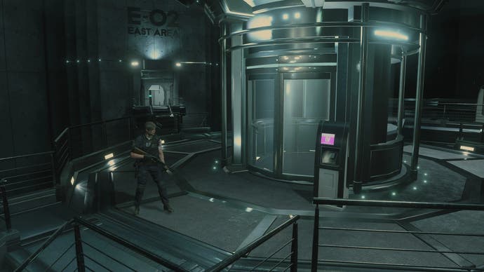 Leon در مرکز بیوتکنولوژی در حالت دوربین ثابت Resident Evil 2 Remake ایستاده است