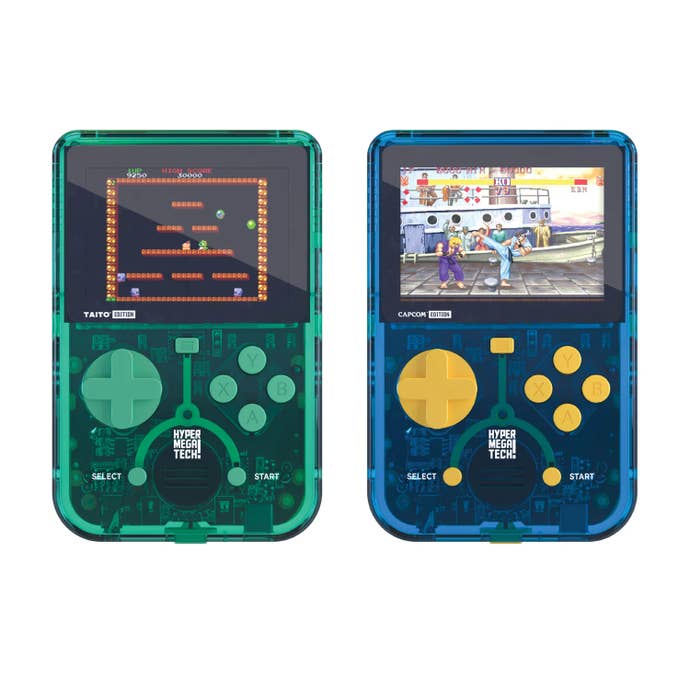 Dos dispositivos Super Pocket Limited Edition, azul y amarillo transparentes, y verde y negro transparentes, para rendir homenaje a Capcom y Taito, respectivamente.