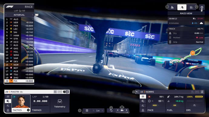 Captura de pantalla de revisión de F1 Manager 2023, cámara a bordo para Oscar Piastri que muestra varios autos directamente en frente.
