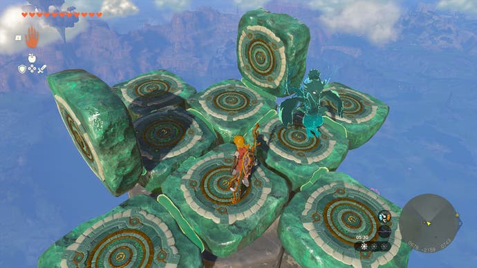在《塞尔达传说:王国之泪》中，Link试图在Zonai平台上建造一个飞行房屋，但却搞不清楚哪个部分应该放在哪里。