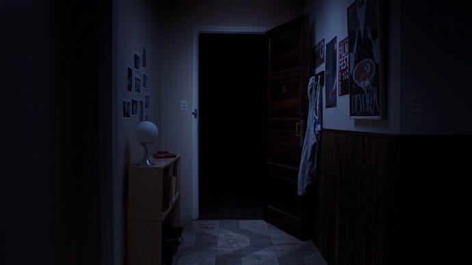 Eine Live-Action-Szene aus dem 8-Bit-Horrorspiel Tenebris Somnia, die eine finstere Gestalt in einem dunklen Türrahmen zeigt