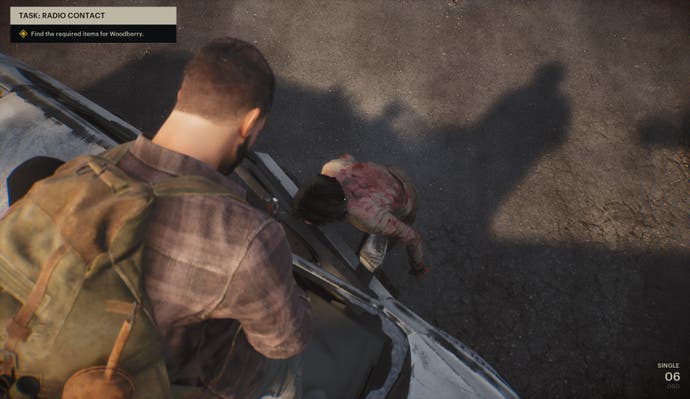 El personaje del jugador del día anterior se para encima del auto apuntando al zombi.