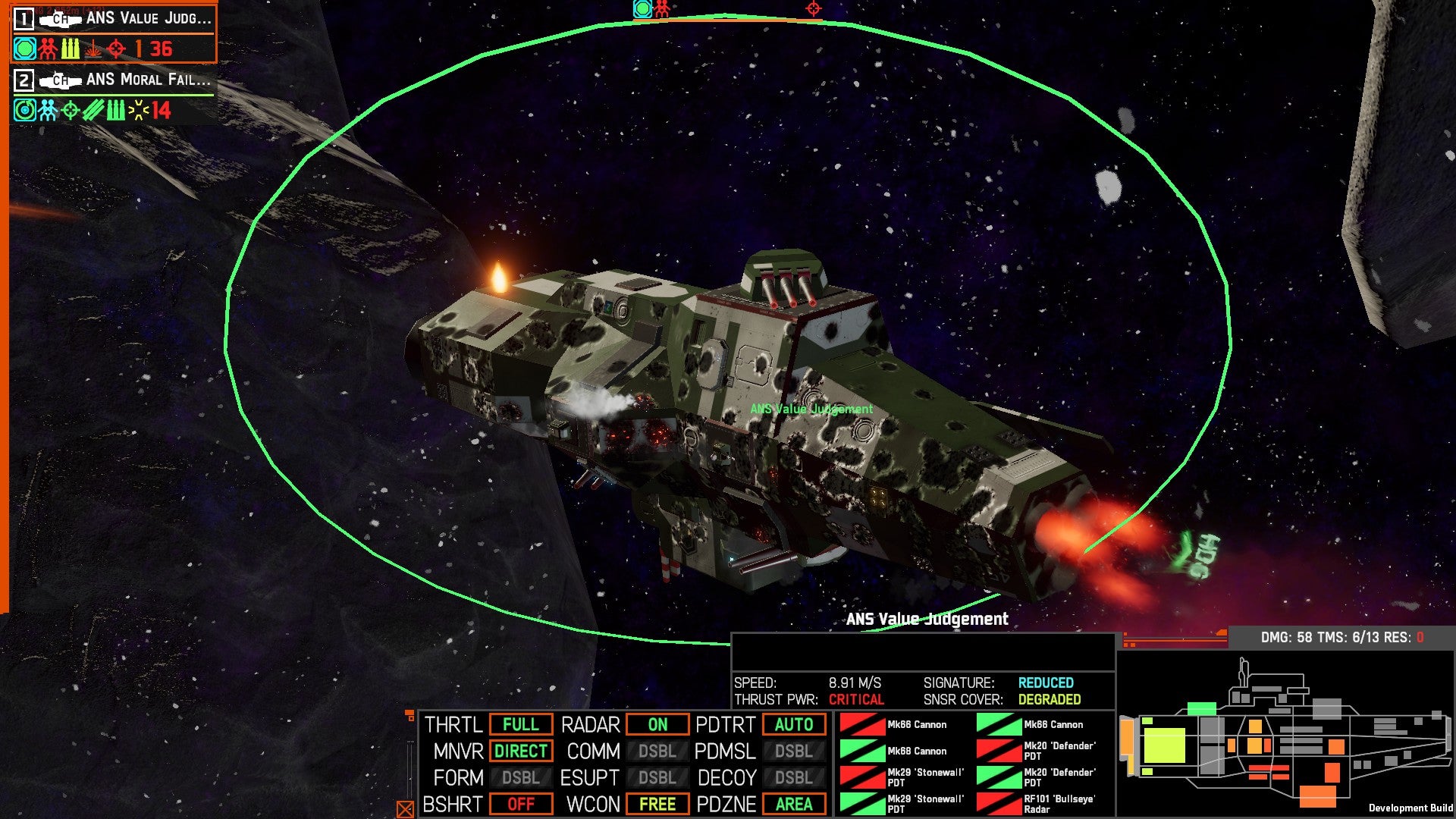 Tampilan jarak dekat dari kapal penjelajah luar angkasa dengan banyak kawah cangkang terlihat di lambungnya