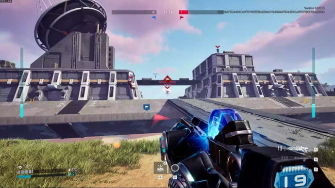 Ein Screenshot eines Spielabschnitts eines neuen Tribes-Spiels, der einen Spieler mit einem blau getönten Gewehr zeigt, der einen Hang hinauf zu einer Metallfestung rennt