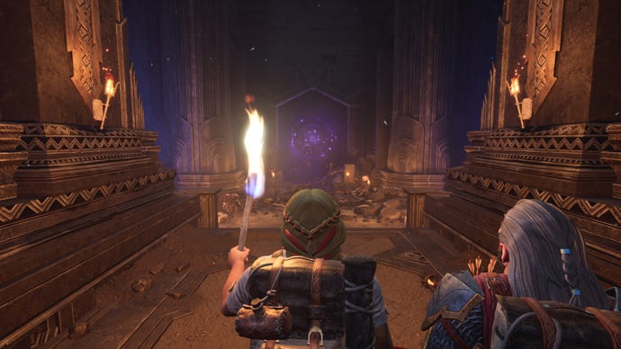 Dos enanos examinando una puerta con columnas en Regreso a Moria