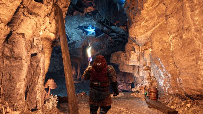 Un enano explora un pasaje de cueva accidentado en Regreso a Moria