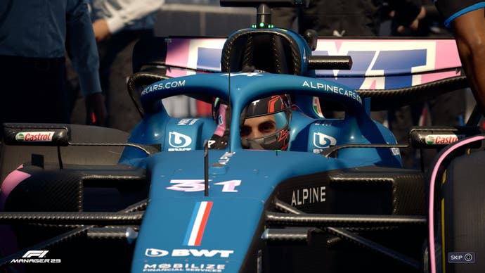 Captura de pantalla de revisión de F1 Manager 2023, Esteban Ocon en su automóvil Alpine con mecánicos cerca.