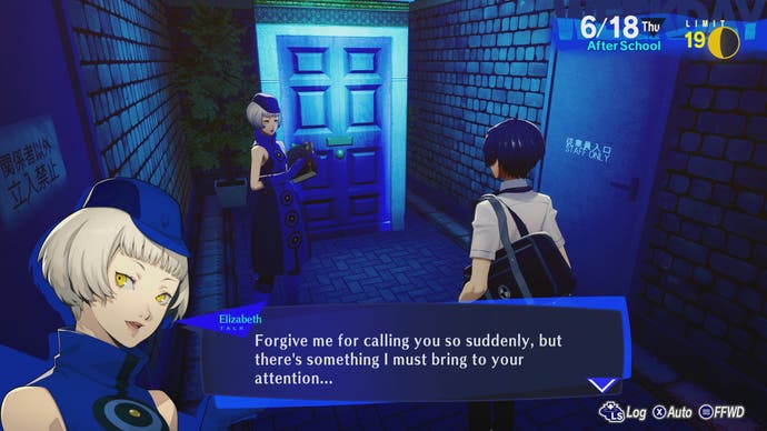 تصویر بارگذاری مجدد Persona 3 که الیزابت را نشان می دهد که شما را به سمت درب اتاق مخملی آبی می خواند.
