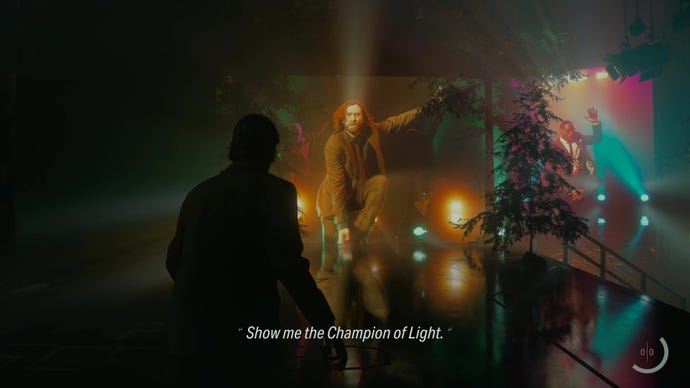 In „Alan Wake 2“ sieht sich ein Mann eine Tanzeinlage auf einer großen Leinwand an