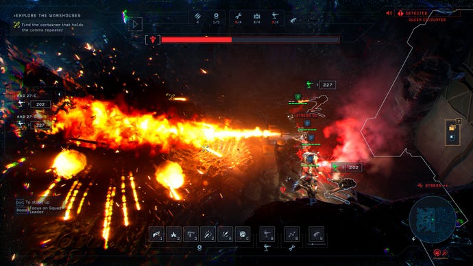 Un Groupe De Soldats Lâche Un Lance-Flammes Sur Un Xénomorphe Géant Dans Aliens Dark Descent