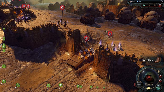 Revisión de Age of Wonders 4: captura de pantalla que muestra una vista ampliada de un asedio, con muros anaranjados del desierto y una puerta de puente levadizo bajada