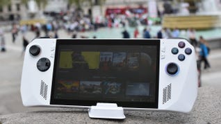 An Asus ROG Ally in Trafalgar Square, running Steam.