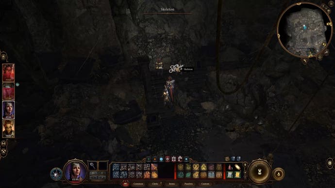 Der Cursor zeigt ein Skelett neben einer Höhle in einem dunklen Raum