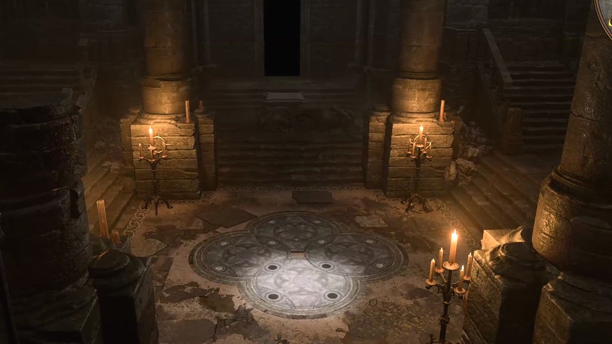 Imagen recortada que muestra el orden correcto de rotación de los mosaicos de un rompecabezas en el área oscura de un templo con antorchas y velas encendidas.