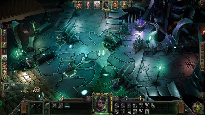 Une bataille dans Warhammer 40,000 : Rogue Trader, se déroulant dans un intérieur métallique éclairé en vert.