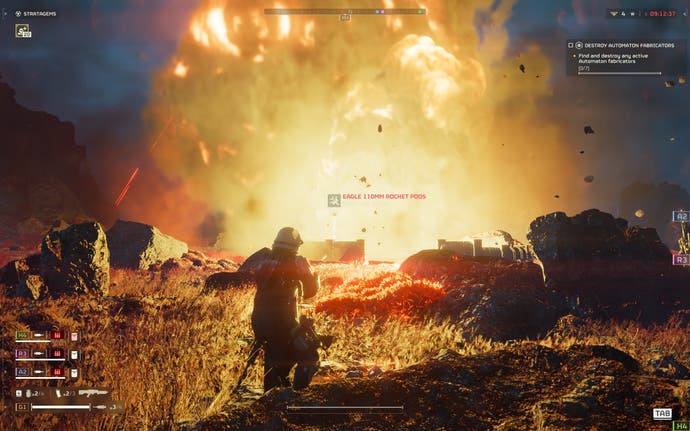 Helldivers 2 captura de pantalla que muestra el personaje de jugador que se enfrenta a una gran bola de fuego de una caída de cápsulas de cohete de águila