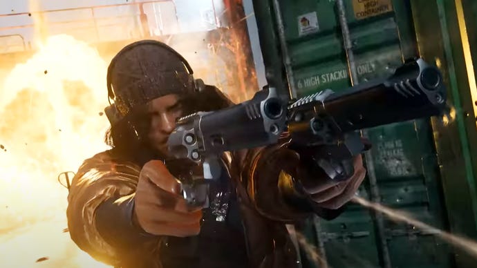 Une capture d'écran de la bande-annonce de la carte des expéditions de Call Of Duty Modern Warfare 2 montrant un soldat pointant deux revolvers tandis qu'une explosion se déclenche derrière eux.