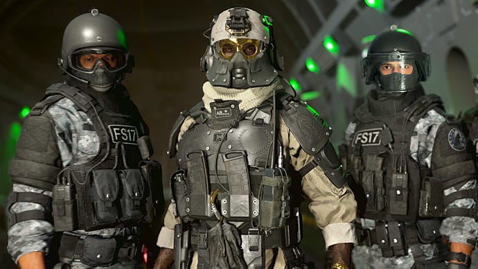 Snímek obrazovky od Call of Duty: Warzone 2 ukazující tři vojáky stál vedle sebe