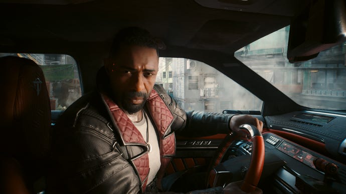 Solomon Reed von Idris Elba sitzt in einem Auto und schaut den Spieler in Cyberpunk 2077: Phantom Liberty an.