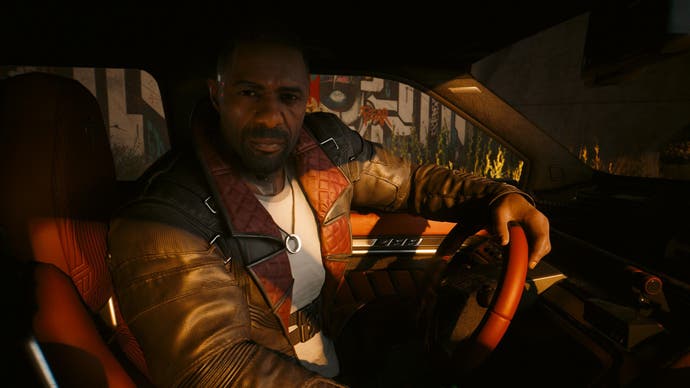 Capture d'écran de Cyberpunk 2077 Phantom Liberty dans une voiture parlant au personnage d'Idris Elba, Solomon Reed