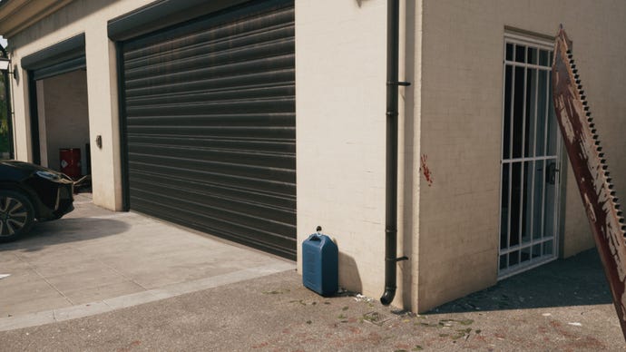 Captura de pantalla de Dead Island 2 que muestra el garaje de Curtis desde el exterior, con una puerta cerrada y una persiana abierta.