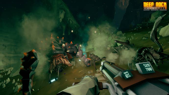 En spelare skjuter mot en fiendens varelse i en grotta i Deep Rock Galactic