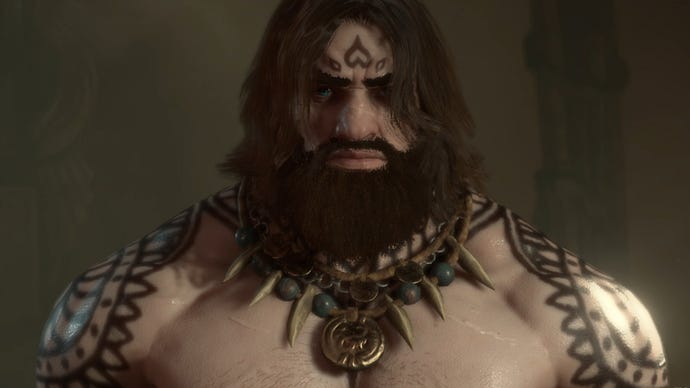 Diablo 4 görüntüsü, boynunun etrafında bir kemik kolyesi ile öne bakan barbar