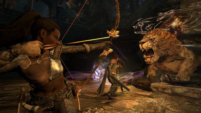 در بازی Dragon's Dogma، یک قهرمان تیری به سمت شیر ​​بزرگی پرتاب می کند