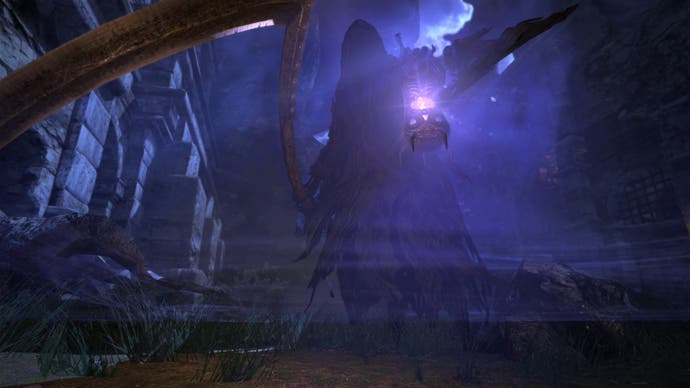Un faucheur fantomatique ténébreux brandit une faux dans l'obscurité dans Dragon's Dogma.  Ils brandissent une lanterne qui brille.