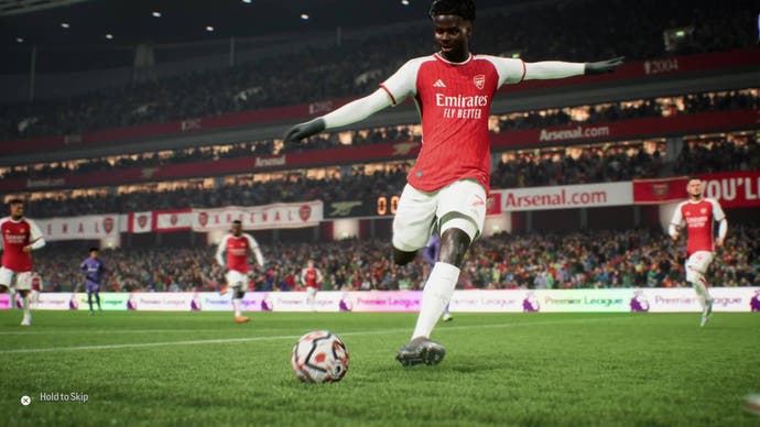 Captura de pantalla de EA Sports FC 24, que muestra a Saka, un jugador del Arsenal, a punto de golpear el balón.