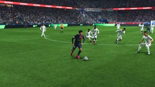 Warren Zaire-Emery, one of the best wonderkids in EAFC 24, collecting the ball in the middle of the pitch for PSG