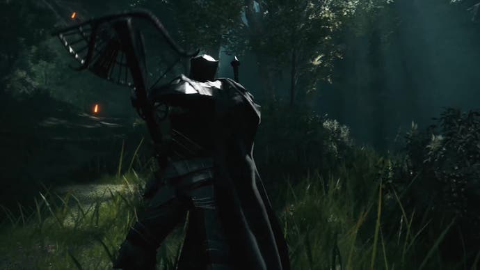 بازیکن در زره تاریک یک کمان پولادی استادانه را در جنگل نگه می دارد