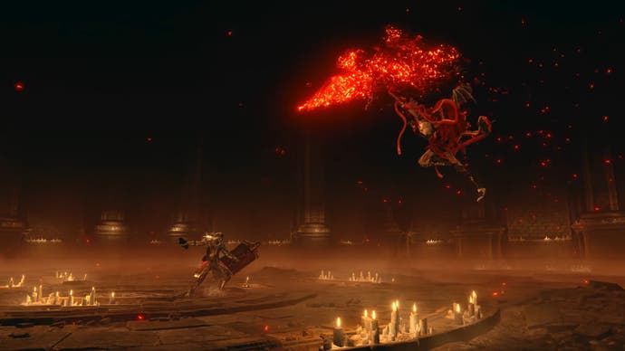 عکسی از راه دور از بازیکنی که سپر در دست دارد و مسمر با سلاح شعله ور در هوا می پرد