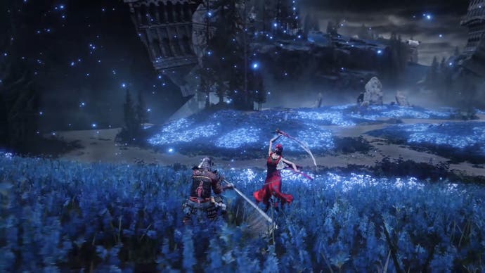 بازیکن زرهی سامورایی با زن قرمز رنگ با دو کاتانا در زمین وسیعی از گیاهان آبی مبارزه می کند.