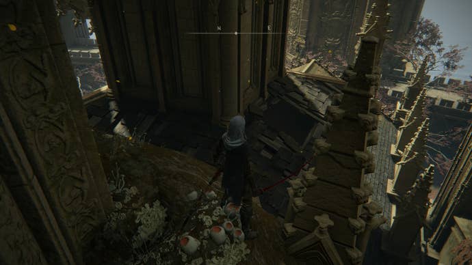 Le joueur regarde un toit cassé dans l'Haligtree de Miquella dans Elden Ring