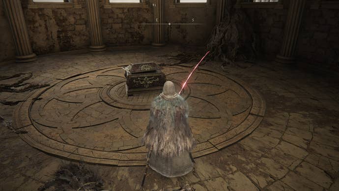 Le joueur fait face au coffre contenant le Talisman du Vieux Seigneur dans Crumbling Farum Azula dans Elden Ring.