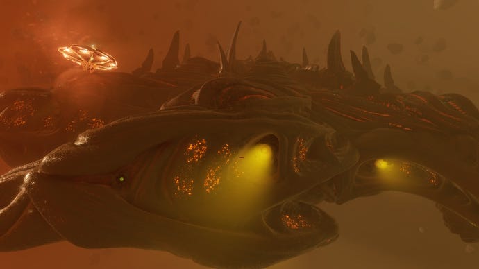 In Elite Dangerous fliegt ein winziges Schiff in einen riesigen Thargoid-Titan