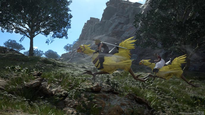 نمای جانبی Cloud و Aerith سوار بر chocobo زرد در میان محیط چمنزار سرسبز