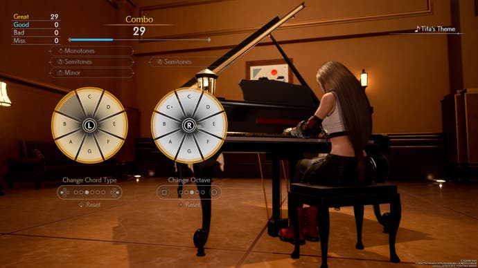 تیفا مینی بازی پیانو را با نمادهای آکورد و نت در سمت چپ می نوازد