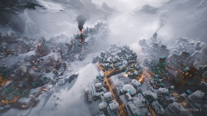 Una toma cercana de una ciudad en Frostpunk 2, que nos permite ver algunos de los detalles adicionales que ofrece Unreal Engine 5 en la secuela. La nieve se acumula pesadamente sobre los edificios oscuros, mientras que hay una colorida mancha naranja de actividad en las carreteras, similar a una exposición prolongada.