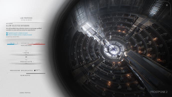 Dentro del edificio del Consejo en Frostpunk 2. Es una cámara circular que se parece mucho a un Parlamento: hay filas de bancos donde la gente se sienta para discutir las leyes de su sociedad.