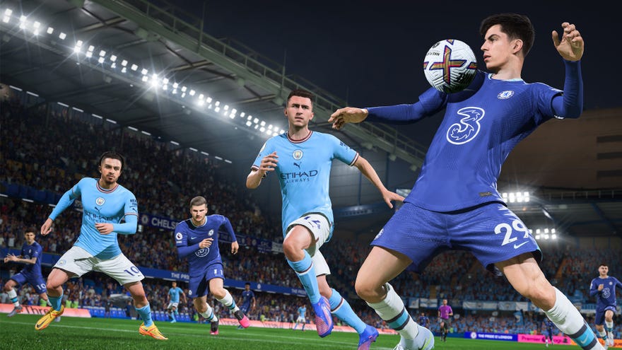 Captura de pantalla de la FIFA 23 que muestra a Hvertz y Grealish en el campo, mientras otros jugadores de Man City y Chelsea corren más cerca del fondo
