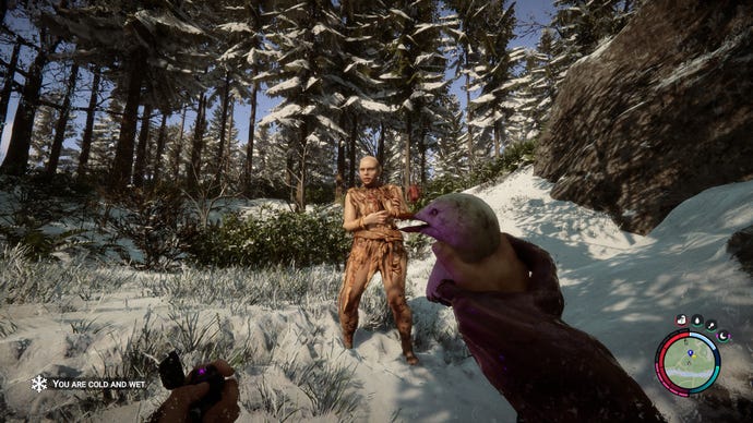 Le joueur tient un oiseau et un briquet dans chaque main alors qu'un zombie s'approche dans une forêt enneigée dans Sons Of The Forest.